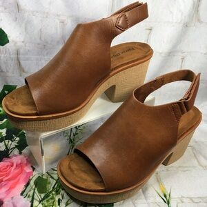 Pierre Dumas women’s sz 7.5 Platform heel Sandals brown faux leather velcro new